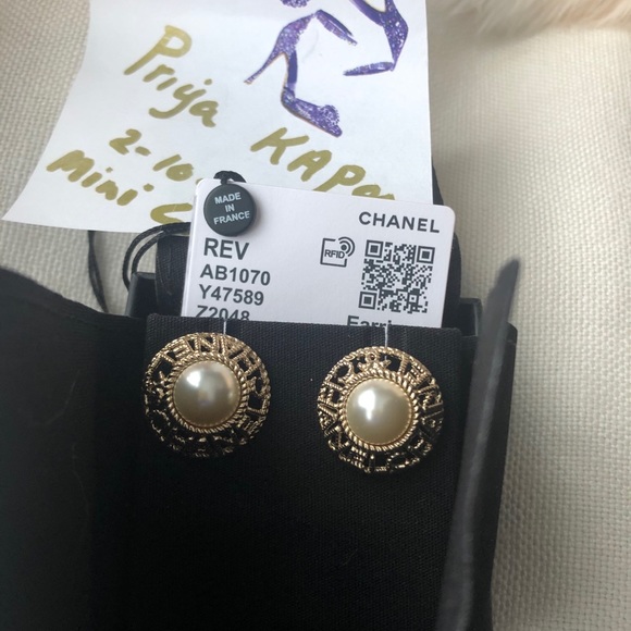 Chanel earrings. - Picture 2 of 6